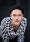 Klik p� billedet for at se skuespillerens profil